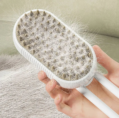 Brosse à vapeur avec poils blancs, tenue par une main.
